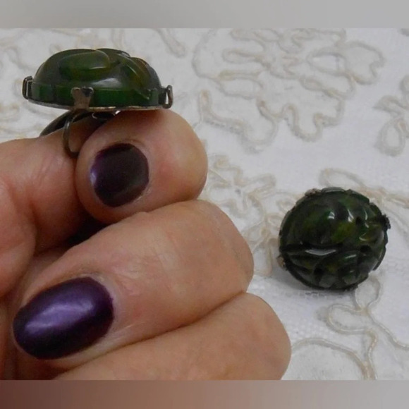 BAKELITE Vintage 1940s Screw-back Spinach Green Earrings Heavy Carved Pattern - Picture 2 of 5